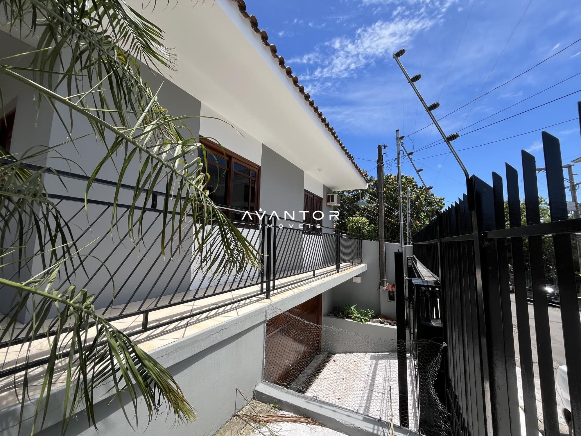 Fachada da casa com garagem — Casa com 3 quartos à venda em Nossa Senhora do Rosário, Santa Maria/RS