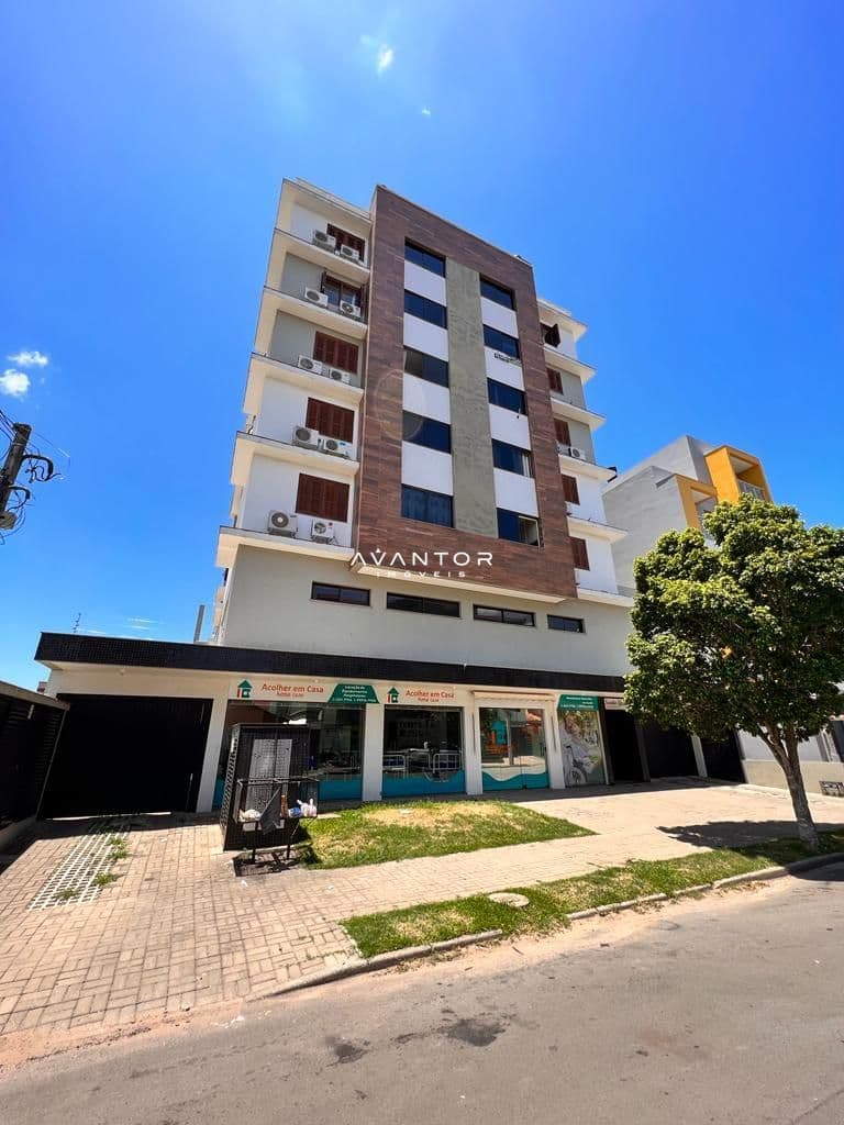 Fachada do prédio com lojas no térreo — Apartamento com 1 quarto à venda em Camobi, Santa Maria/RS