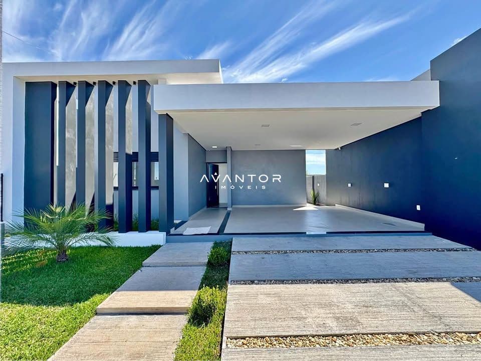 Fachada da casa com entrada e jardim — Casa com 3 quartos à venda em Pinheiro Machado, Santa Maria/RS