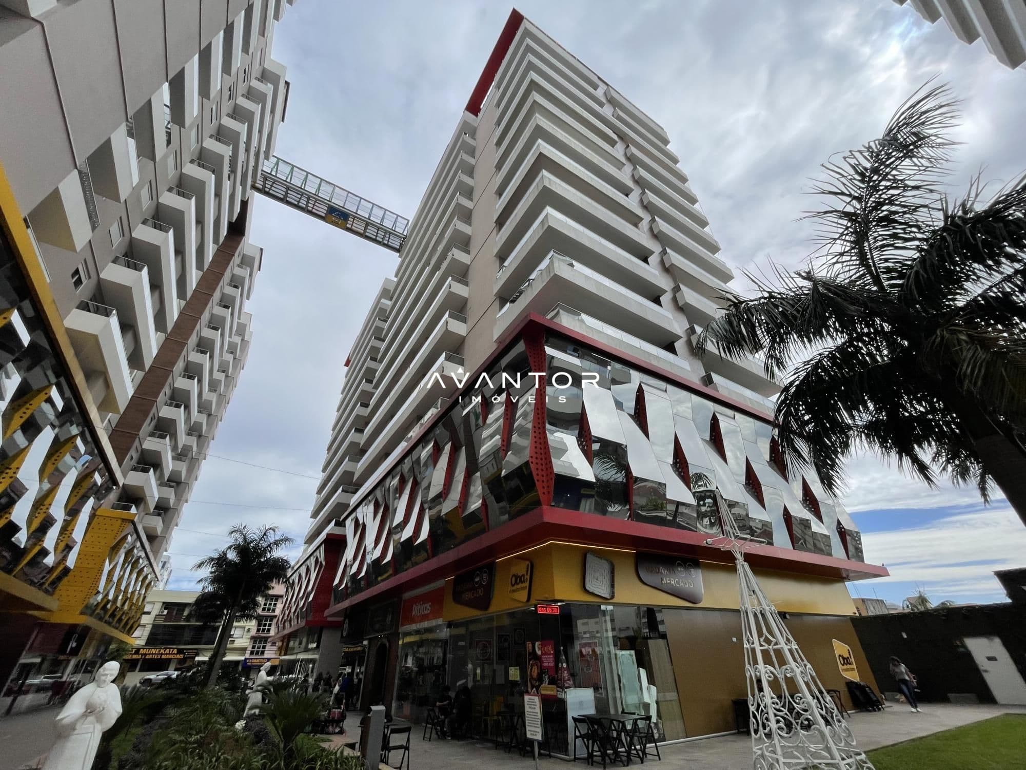Fachada do prédio com lojas no térreo — Apartamento com 2 quartos à venda em Centro, Santa Maria/RS