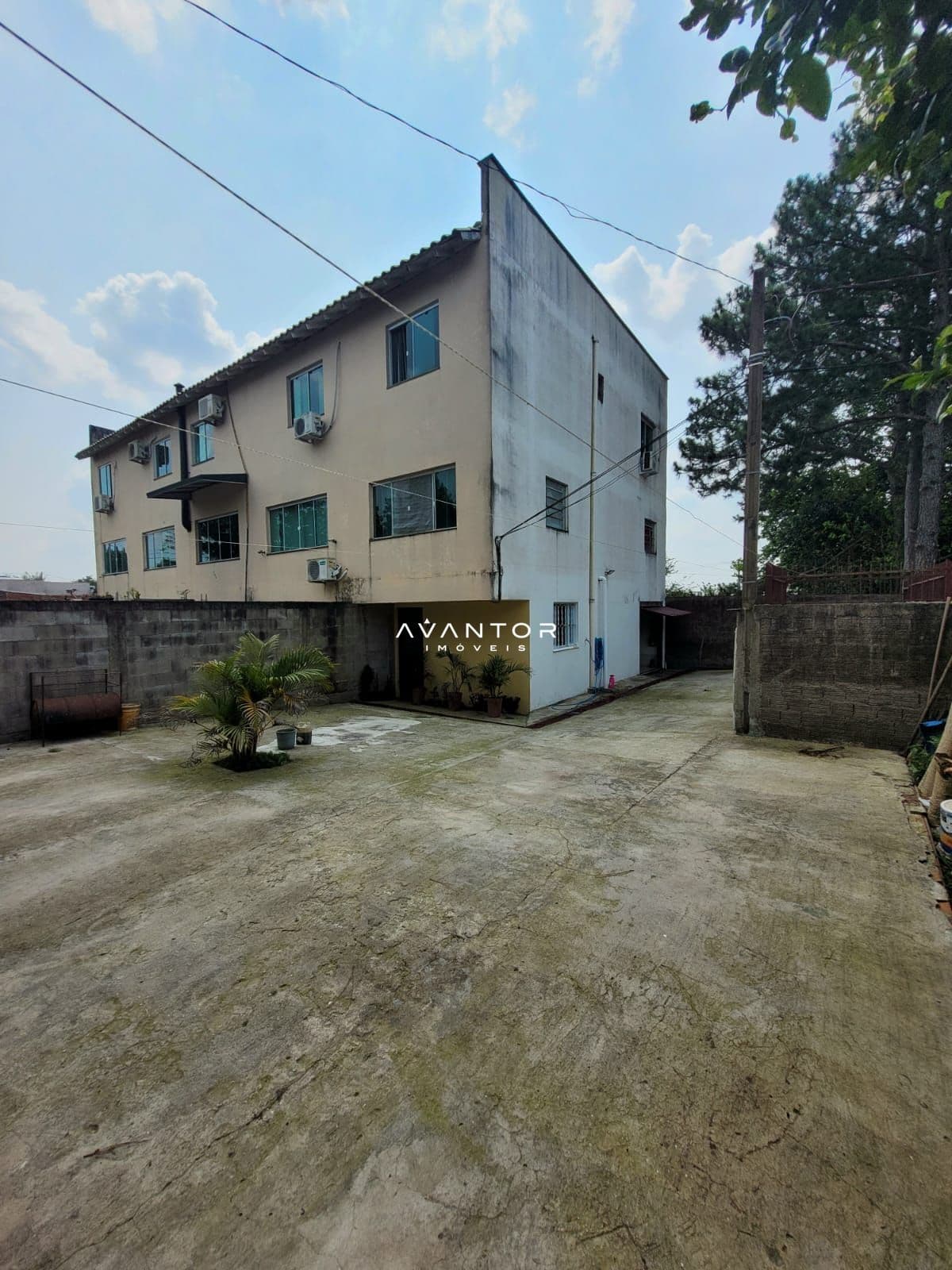 Fachada da casa com pátio — Cobertura com 2 quartos à venda em Tomazetti, Santa Maria/RS