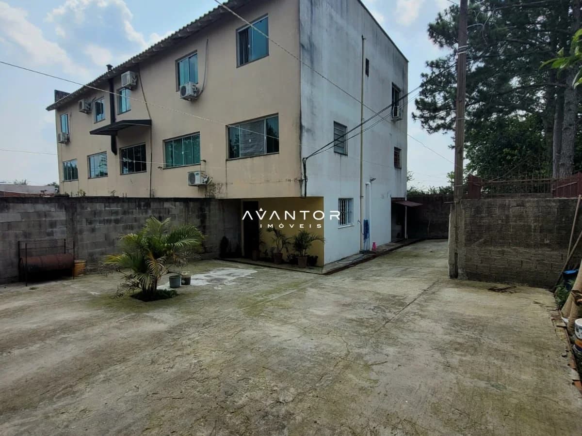 Fachada da casa com pátio — Cobertura com 2 quartos à venda em Tomazetti, Santa Maria/RS