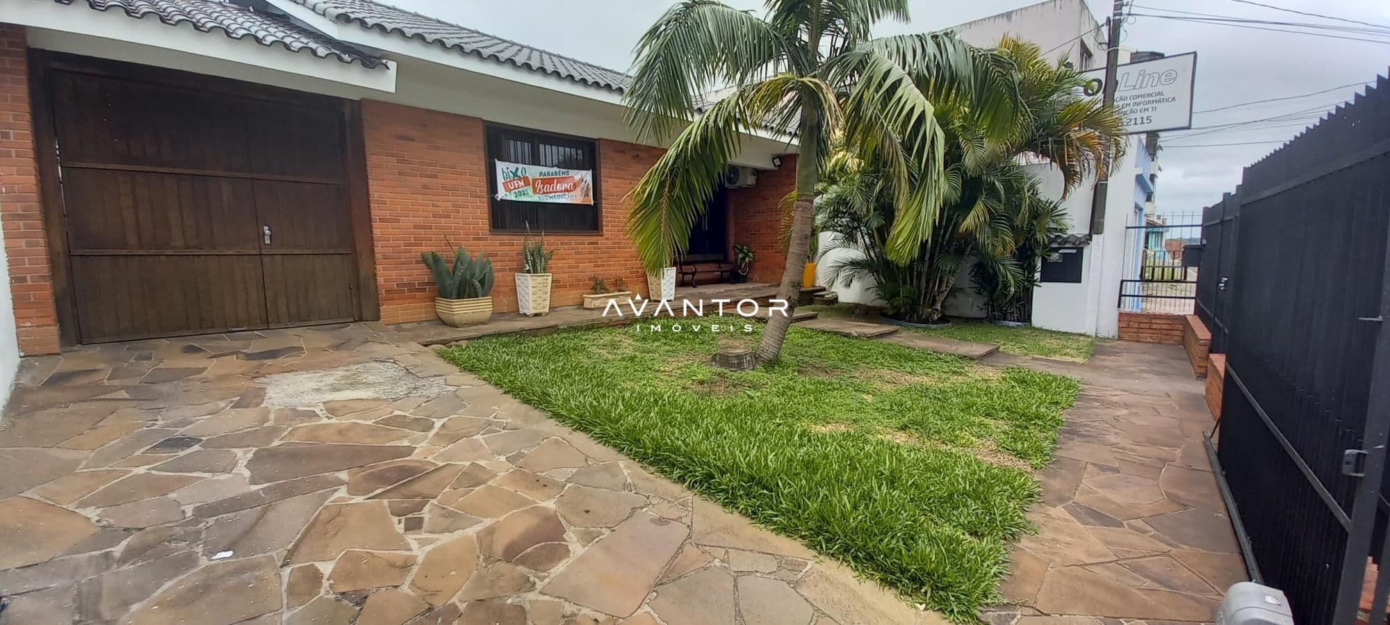 Fachada da casa com pátio e área verde — Casa com 4 quartos à venda em Centro, Santa Maria/RS