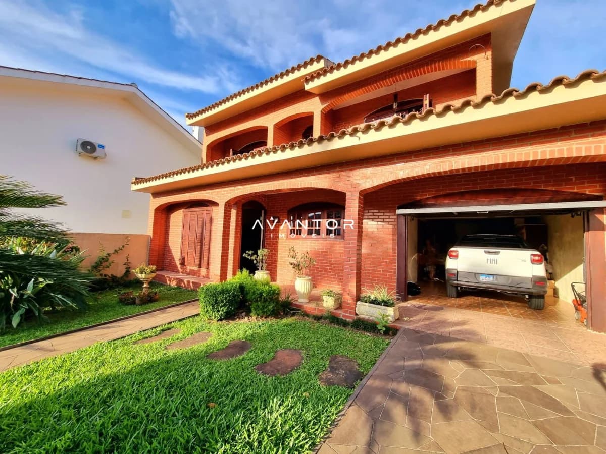 Fachada da casa com garagem — Casa com 3 quartos à venda em Duque de Caxias, Santa Maria/RS