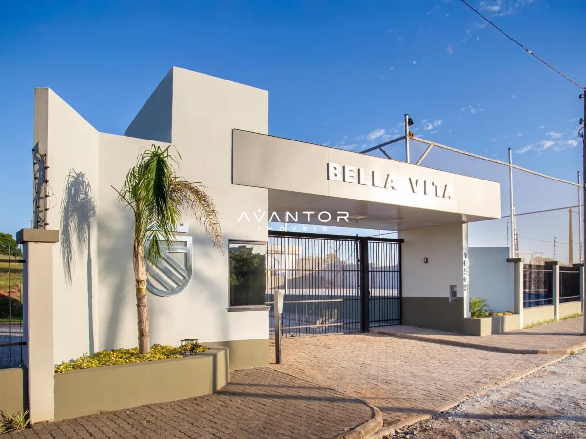 Fachada da casa com entrada e portão — Bella Vita, Walter, São Sepé/RS