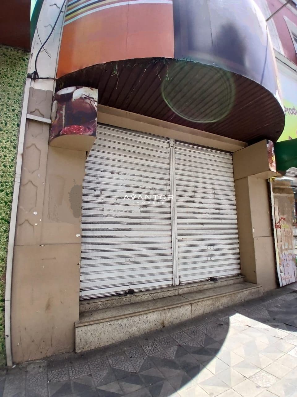 Garagem com porta de enrolar metálica — Loja com 5 salas para alugar em Centro, Santa Maria/RS