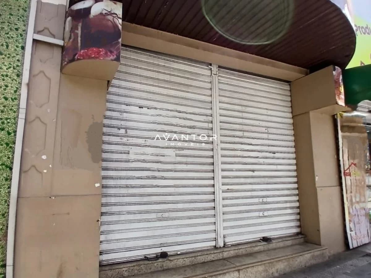 Garagem com porta de enrolar metálica — Loja com 5 salas para alugar em Centro, Santa Maria/RS