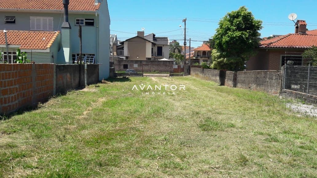 Terreno com casarões ao fundo — Terreno à venda em Camobi, Santa Maria/RS