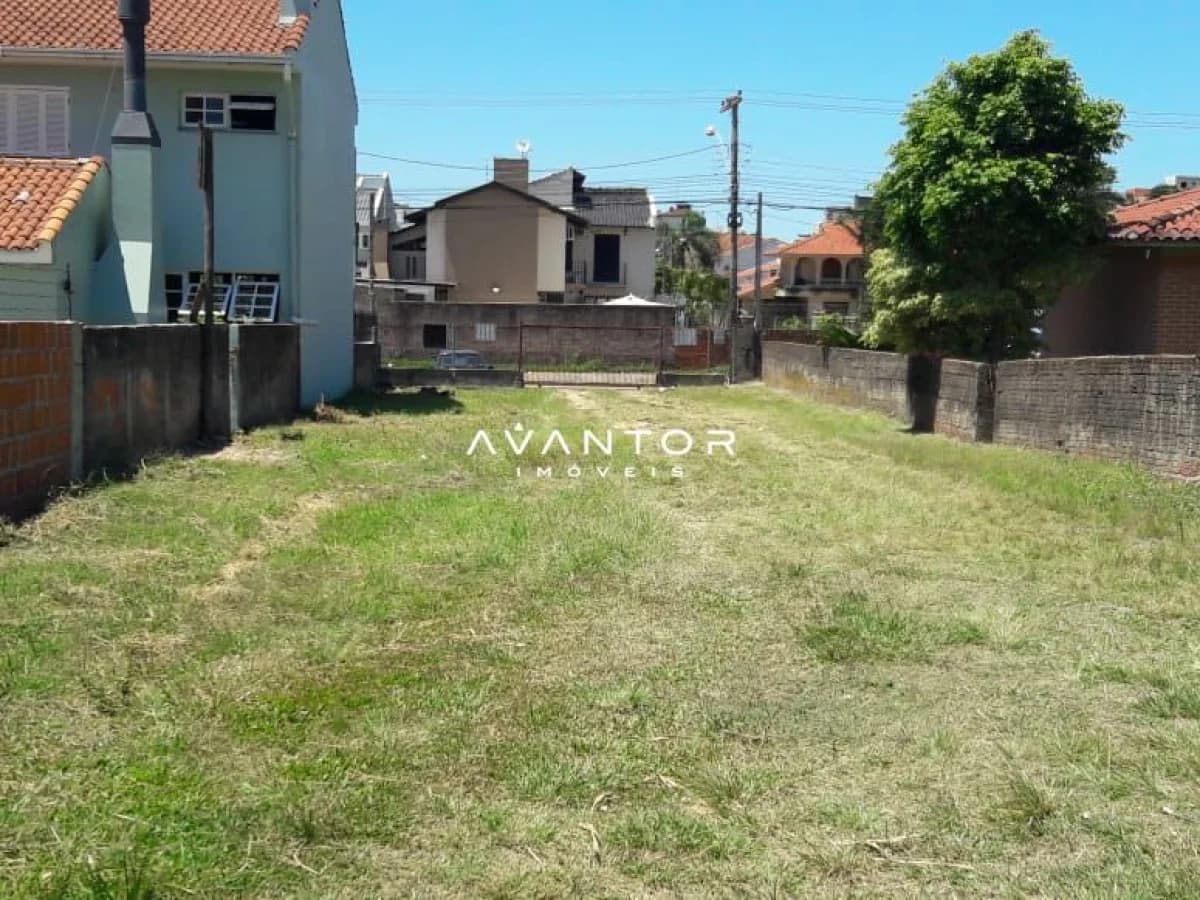 Terreno com casarões ao fundo — Terreno à venda em Camobi, Santa Maria/RS