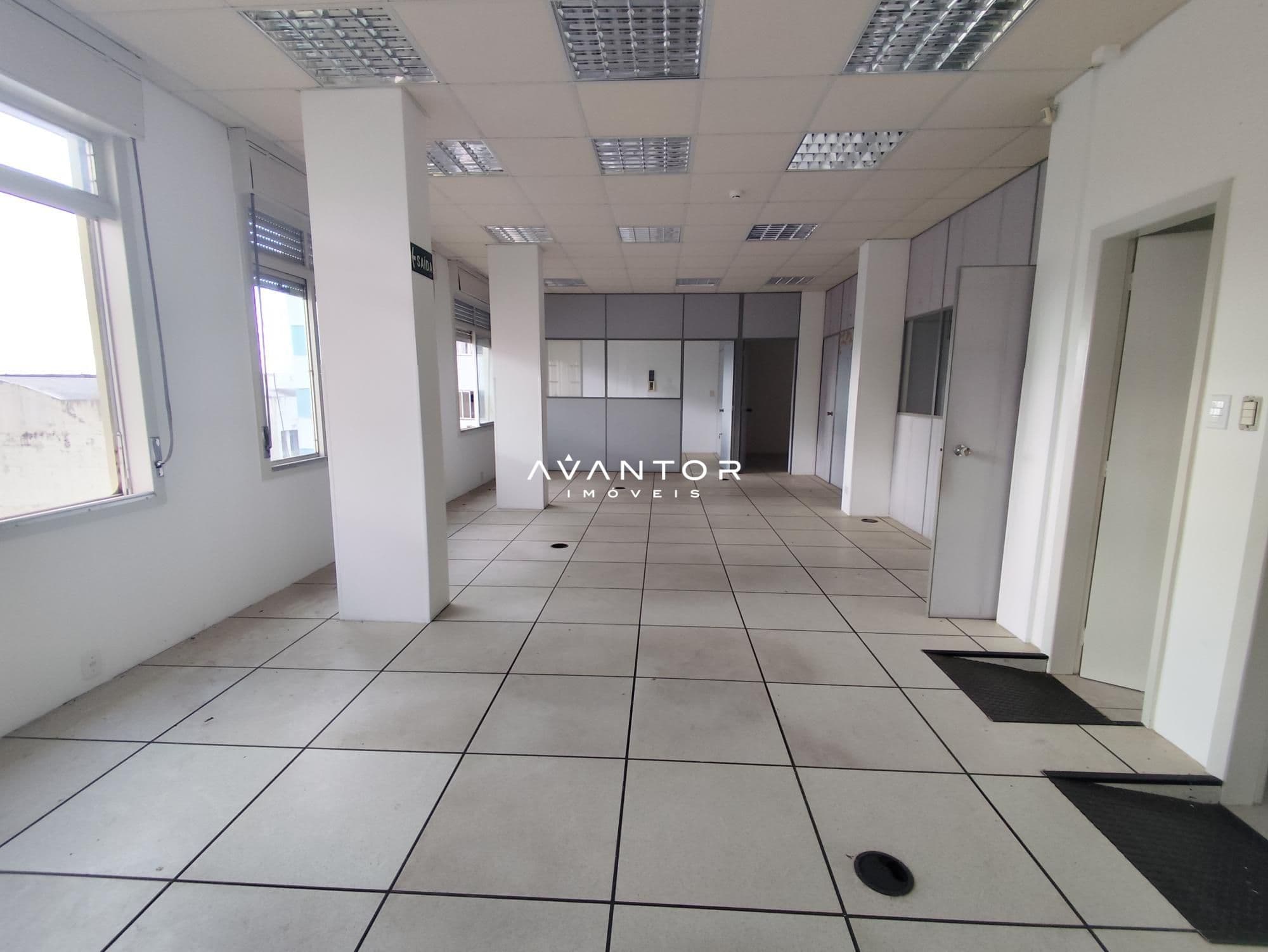 Sala comercial com piso em cerâmica — Loja com 5 salas para alugar em Centro, Santa Maria/RS