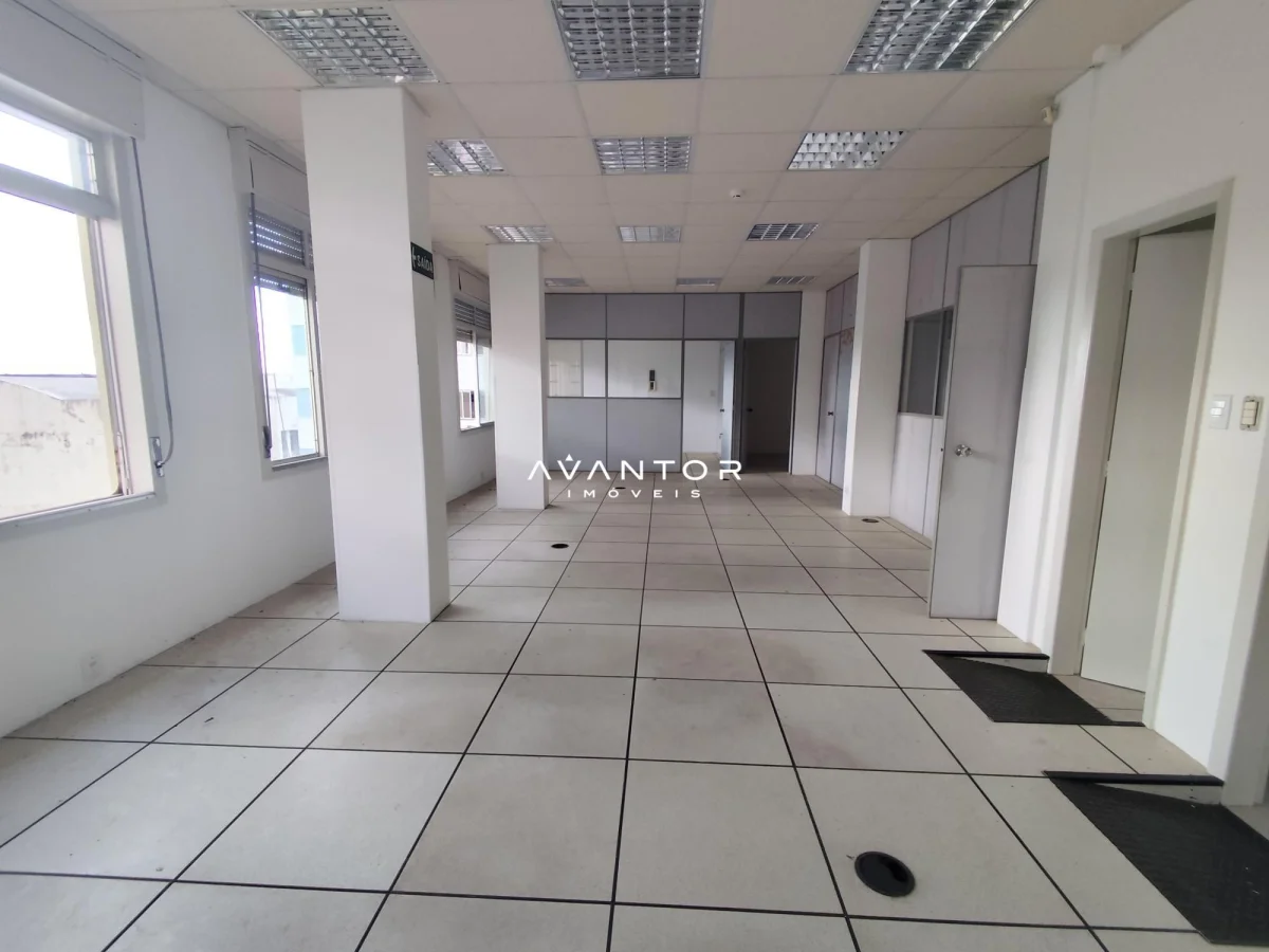 Sala comercial com piso em cerâmica — Loja com 5 salas para alugar em Centro, Santa Maria/RS