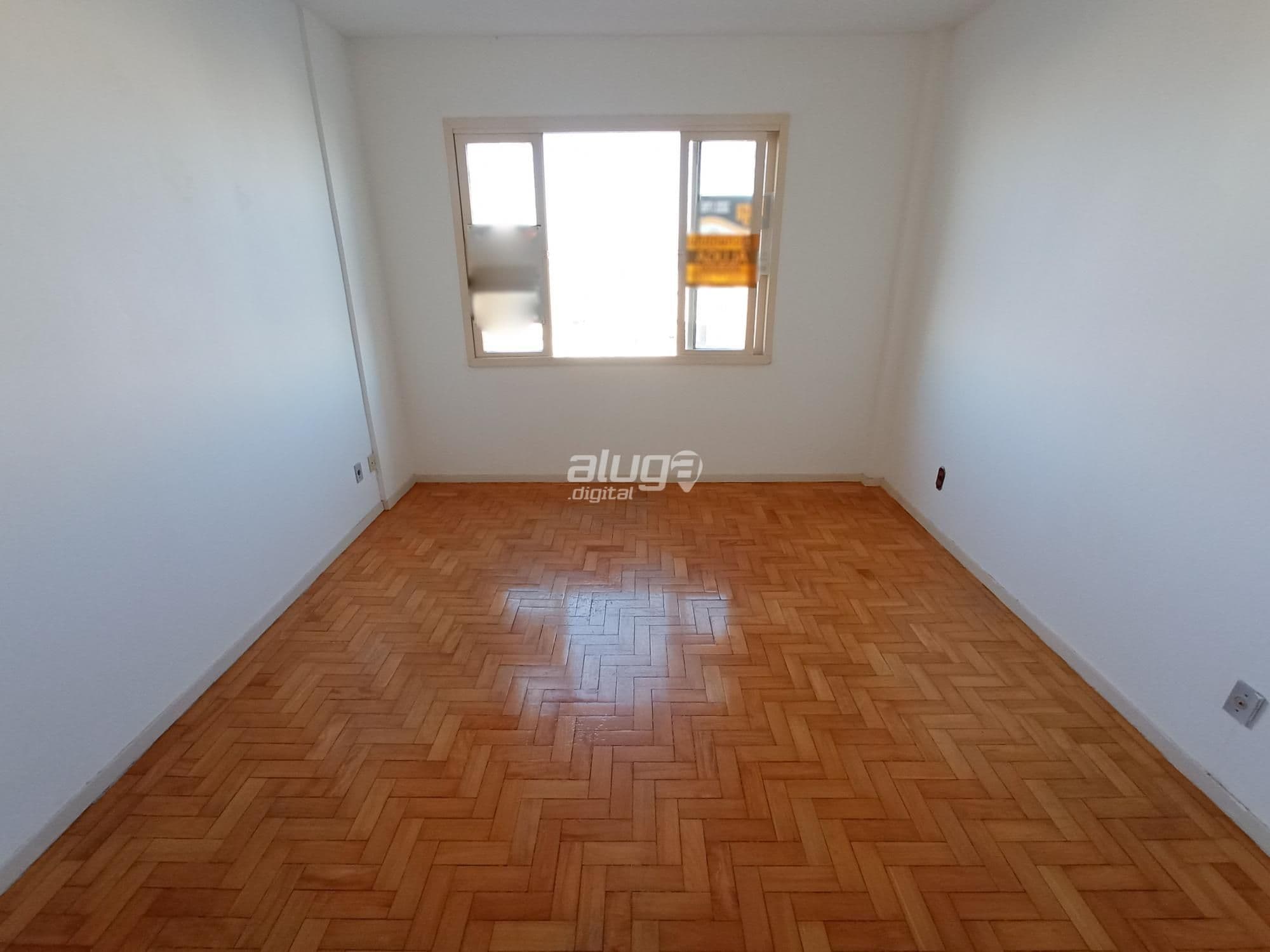 Apartamento no Centro De 2 Dormitórios, Sala Ampla, Banheiro Social, Cozinha, Banheiro Aux — Apartamento com 2 quartos à venda em Centro, Santa Maria/RS
