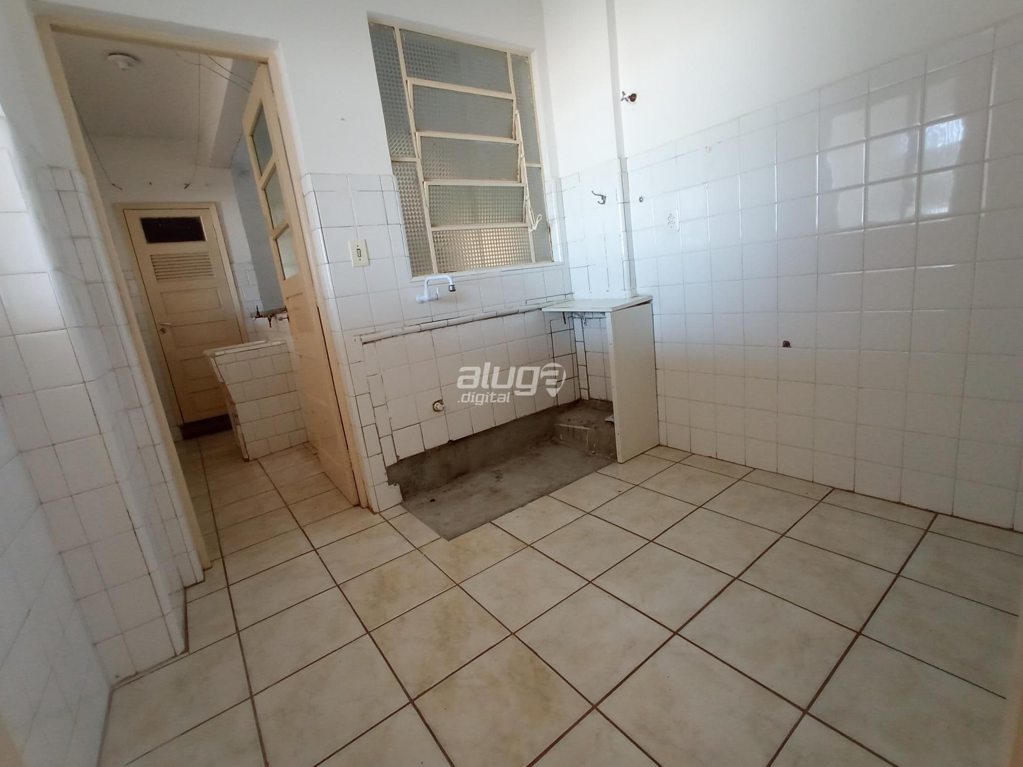 Apartamento no Centro De 2 Dormitórios, Sala Ampla, Banheiro Social, Cozinha, Banheiro Aux — Apartamento com 2 quartos à venda em Centro, Santa Maria/RS