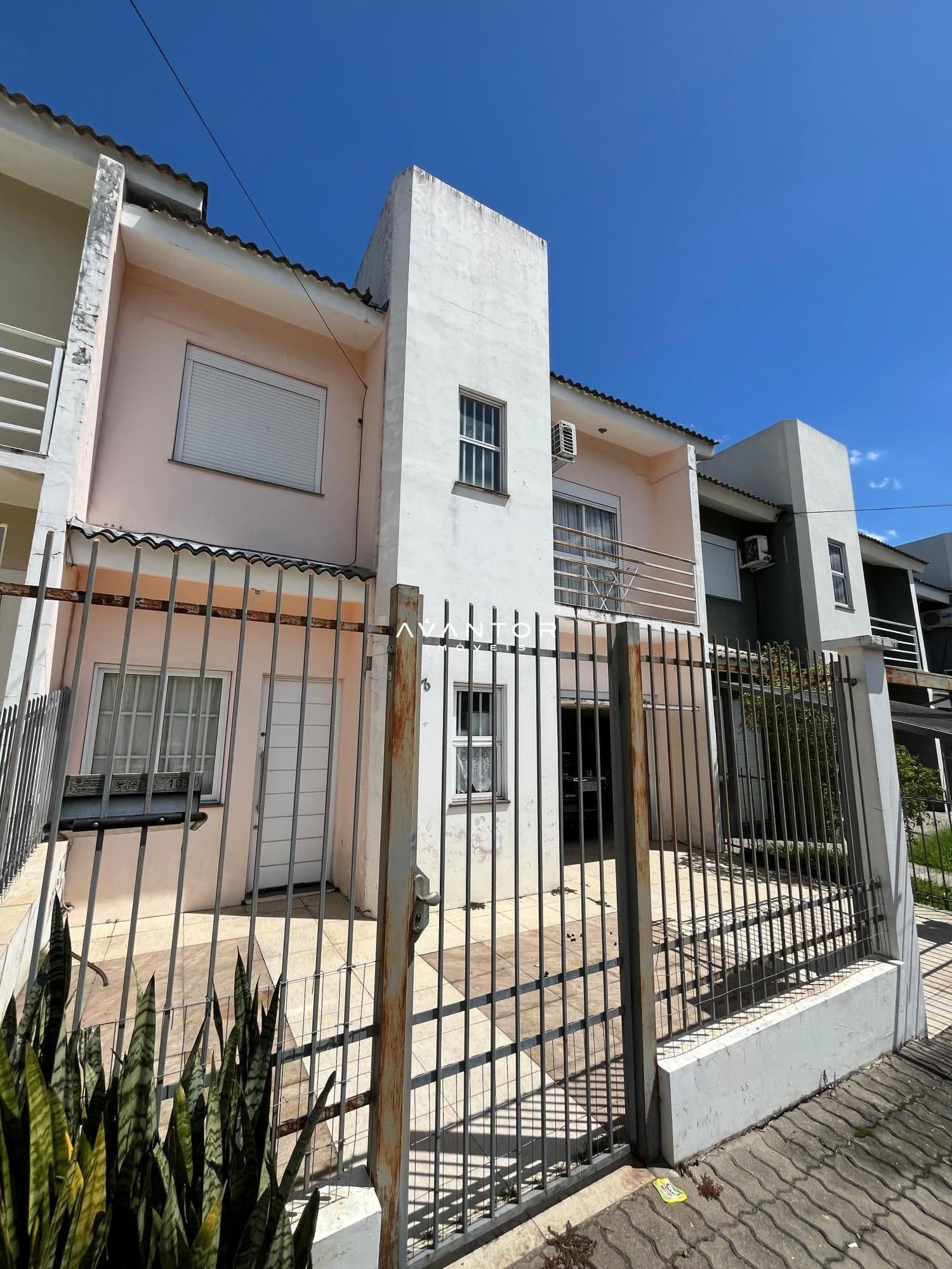 Fachada da casa com portão — Casa com 3 quartos à venda em Nossa Senhora de Lourdes, Santa Maria/RS