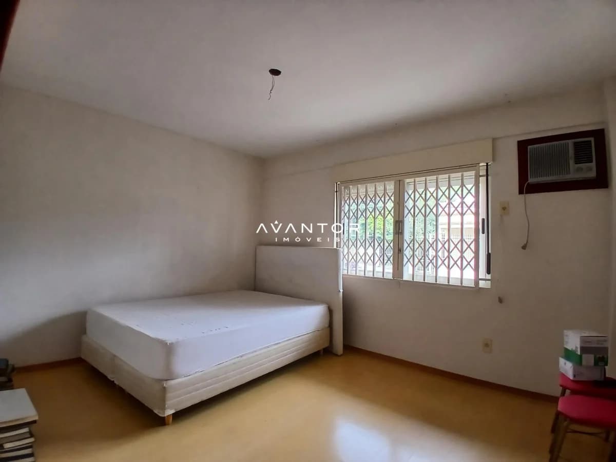 Dormitório com janela e grades de proteção — Apartamento com 3 quartos à venda em Menino Jesus, Santa Maria/RS
