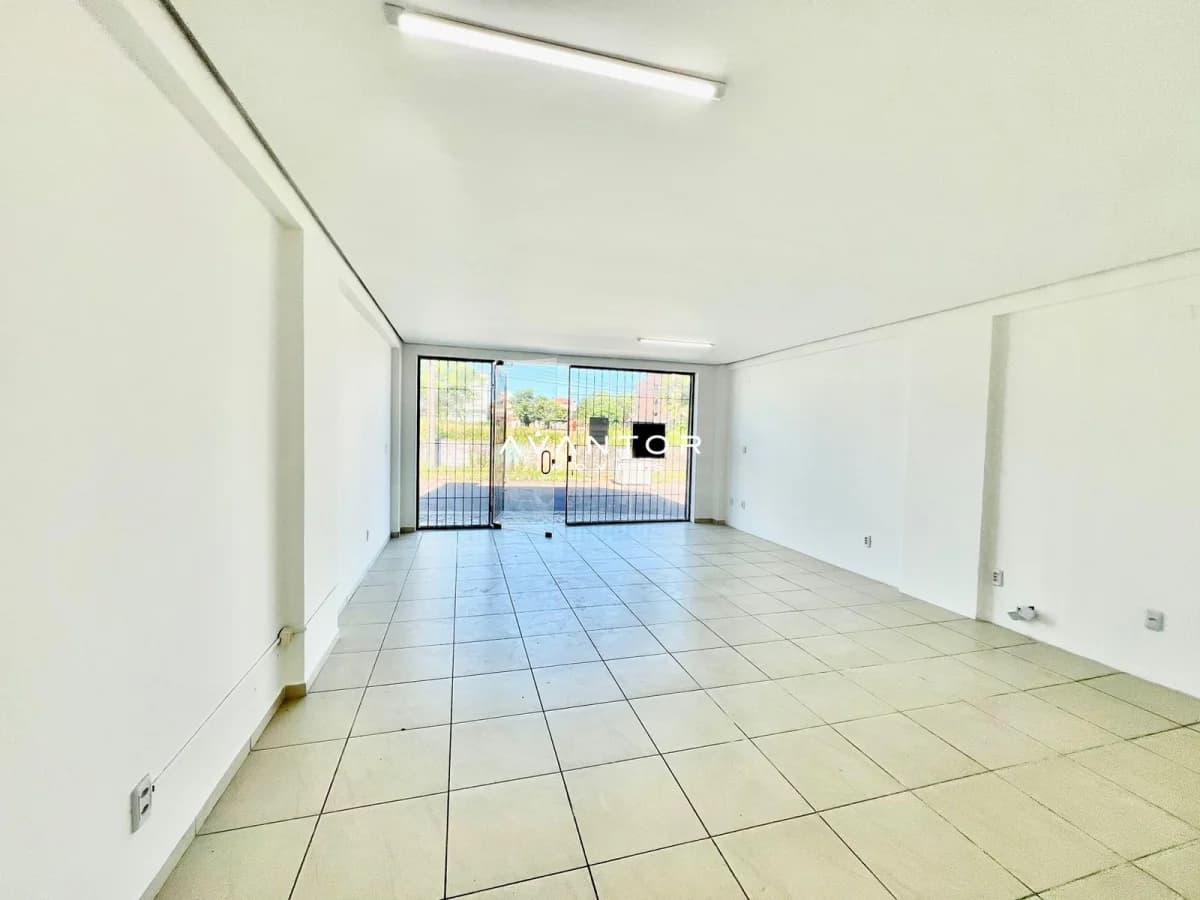 Sala com sacada e piso em cerâmica — Residencial Belize, Nossa Senhora do Rosário, Santa Maria/RS