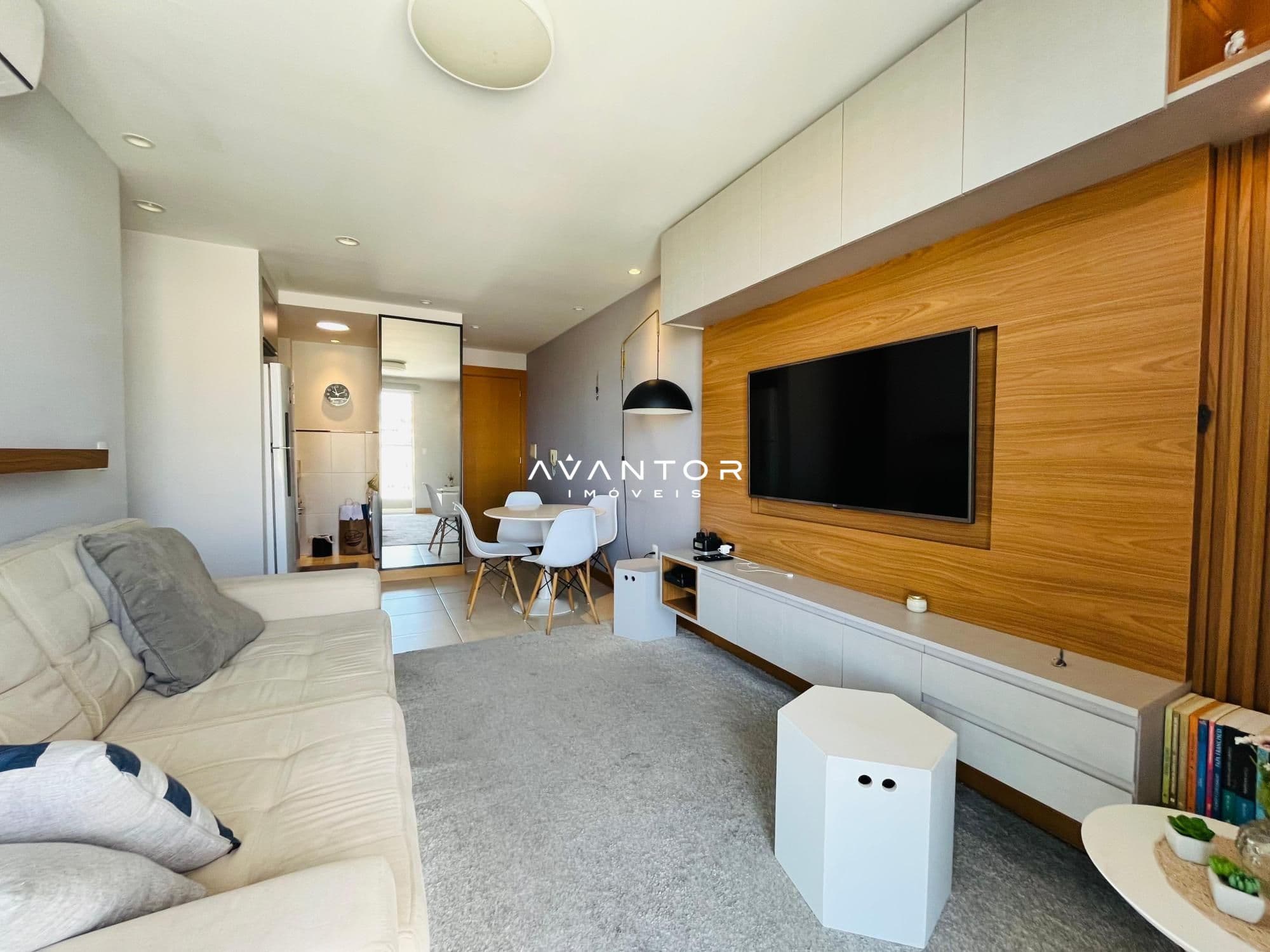 Sala de estar integrada à cozinha com TV — Apartamento com 2 quartos à venda em Centro, Santa Maria/RS