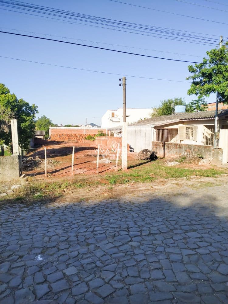 Terreno com construções vizinhas — Terreno à venda em Juscelino Kubitschek, Santa Maria/RS