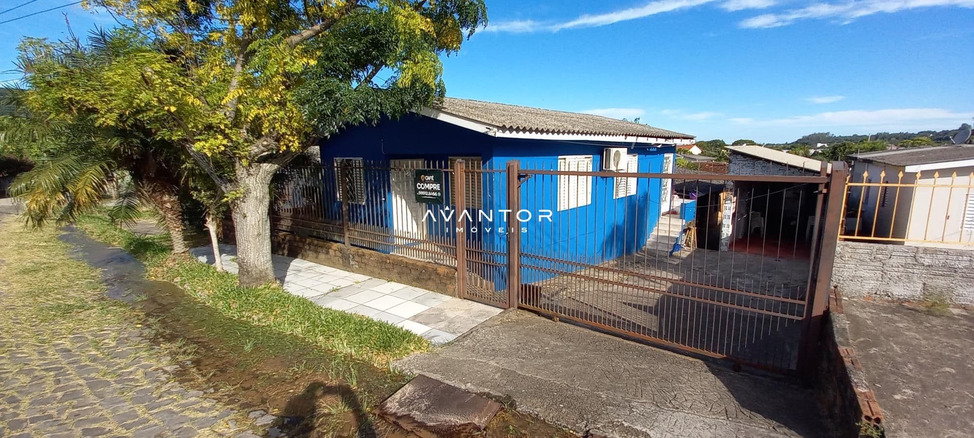 Fachada da casa com portão de entrada — Terreno à venda em Presidente João Goulart, Santa Maria/RS
