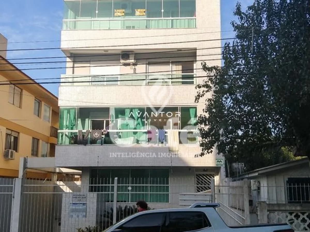 Fachada do edifício com lojas — Apartamento com 1 quarto à venda em Nossa Senhora do Rosário, Santa Maria/RS