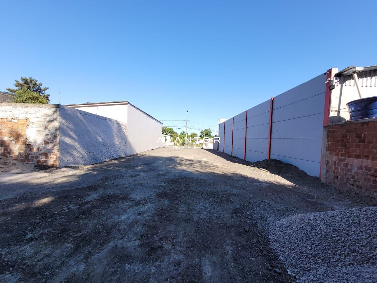 Garagem com portões basculantes — Terreno à venda em Pinheiro Machado, Santa Maria/RS