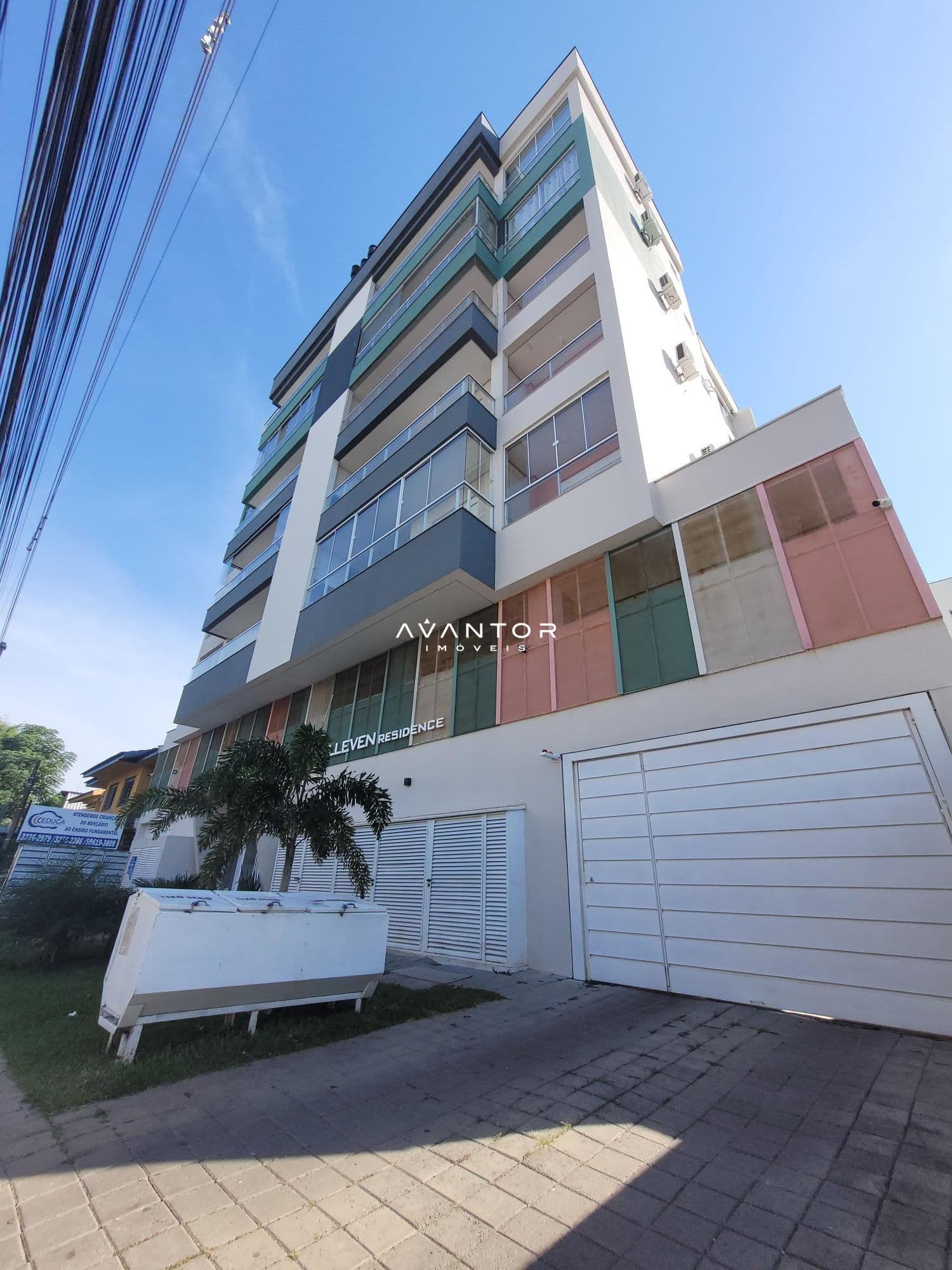 Fachada do prédio com garagem — Apartamento com 1 quarto à venda no Residencial Elleven, em Camobi, Santa Maria/RS