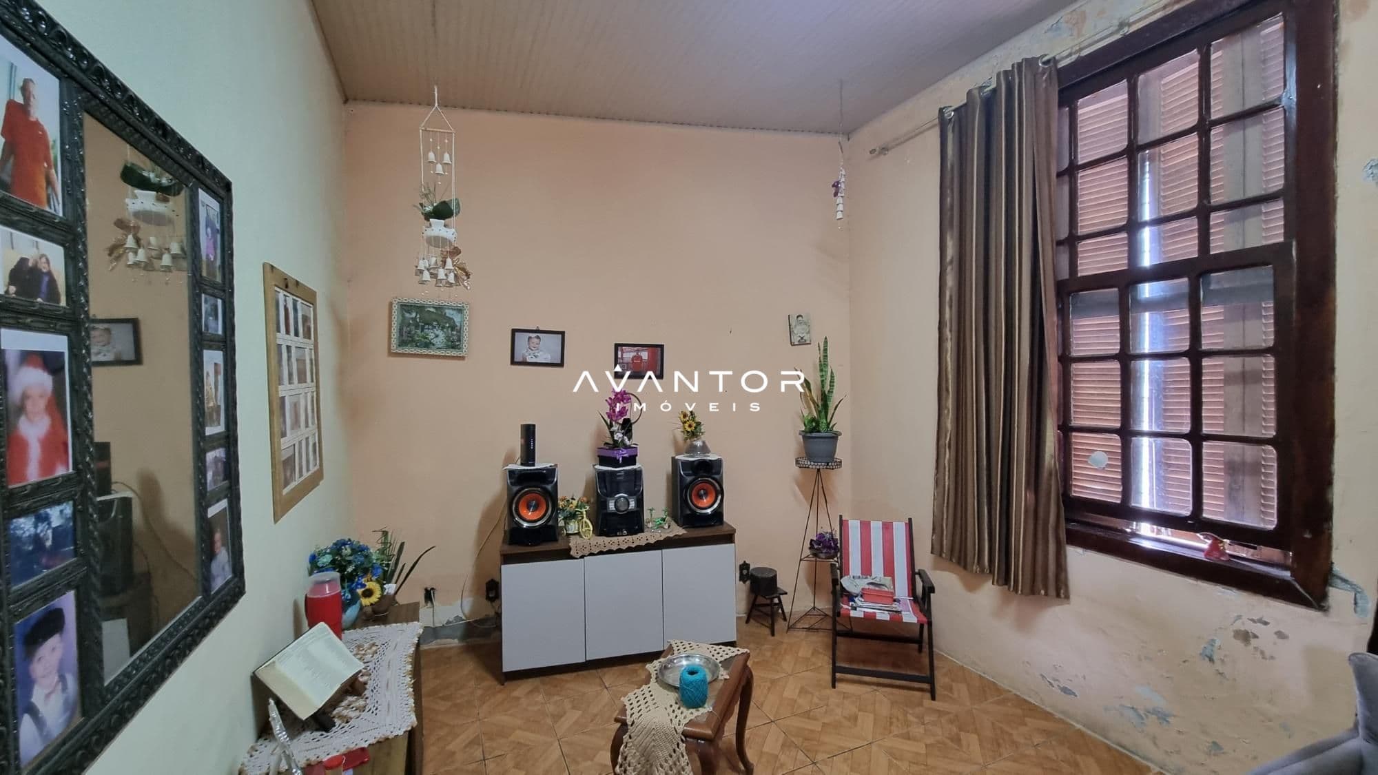 Sala de estar com janela e cortinas — Casa com 4 quartos à venda em Centro, Santa Maria/RS