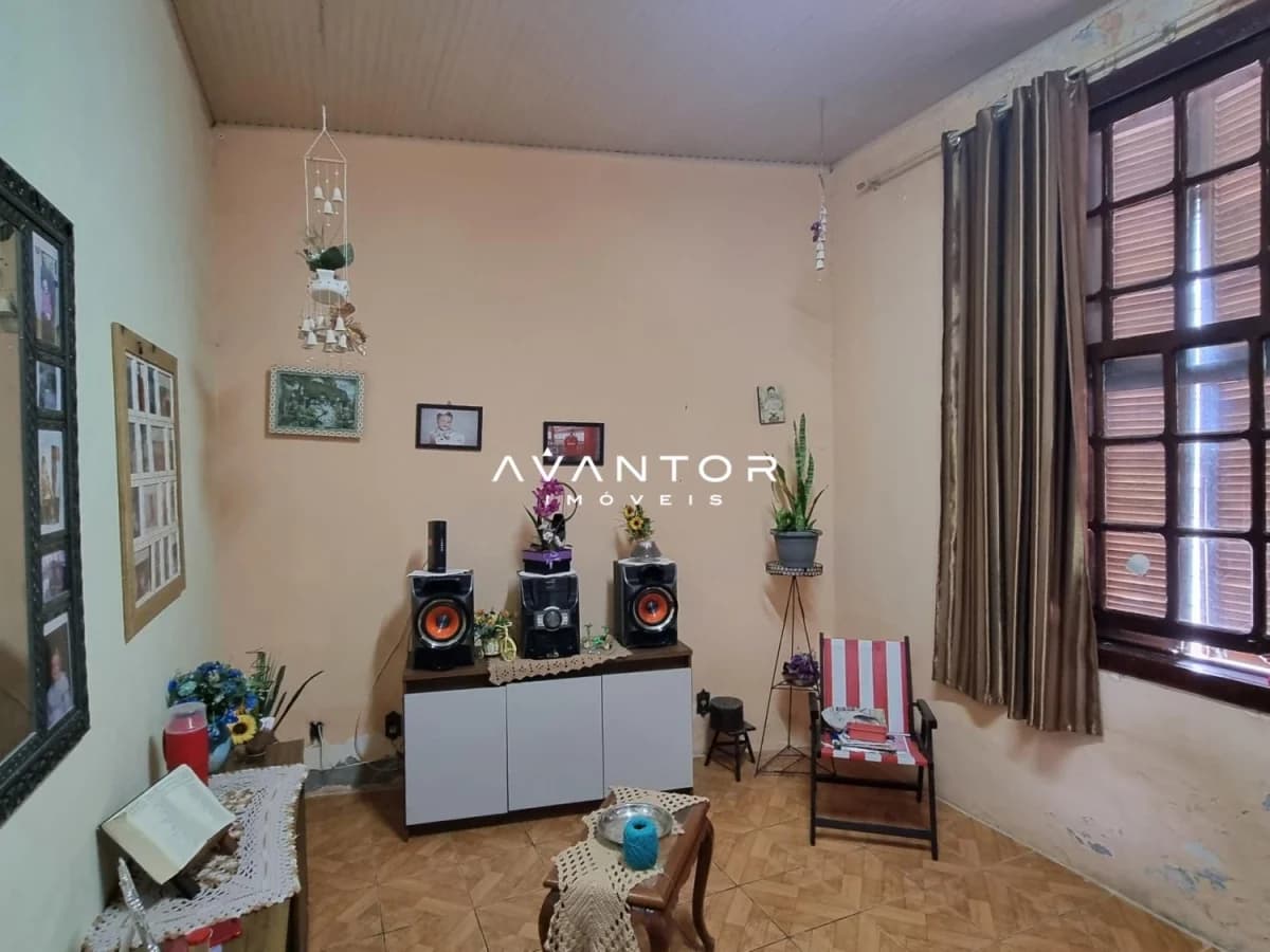 Sala de estar com janela e cortinas — Casa com 4 quartos à venda em Centro, Santa Maria/RS