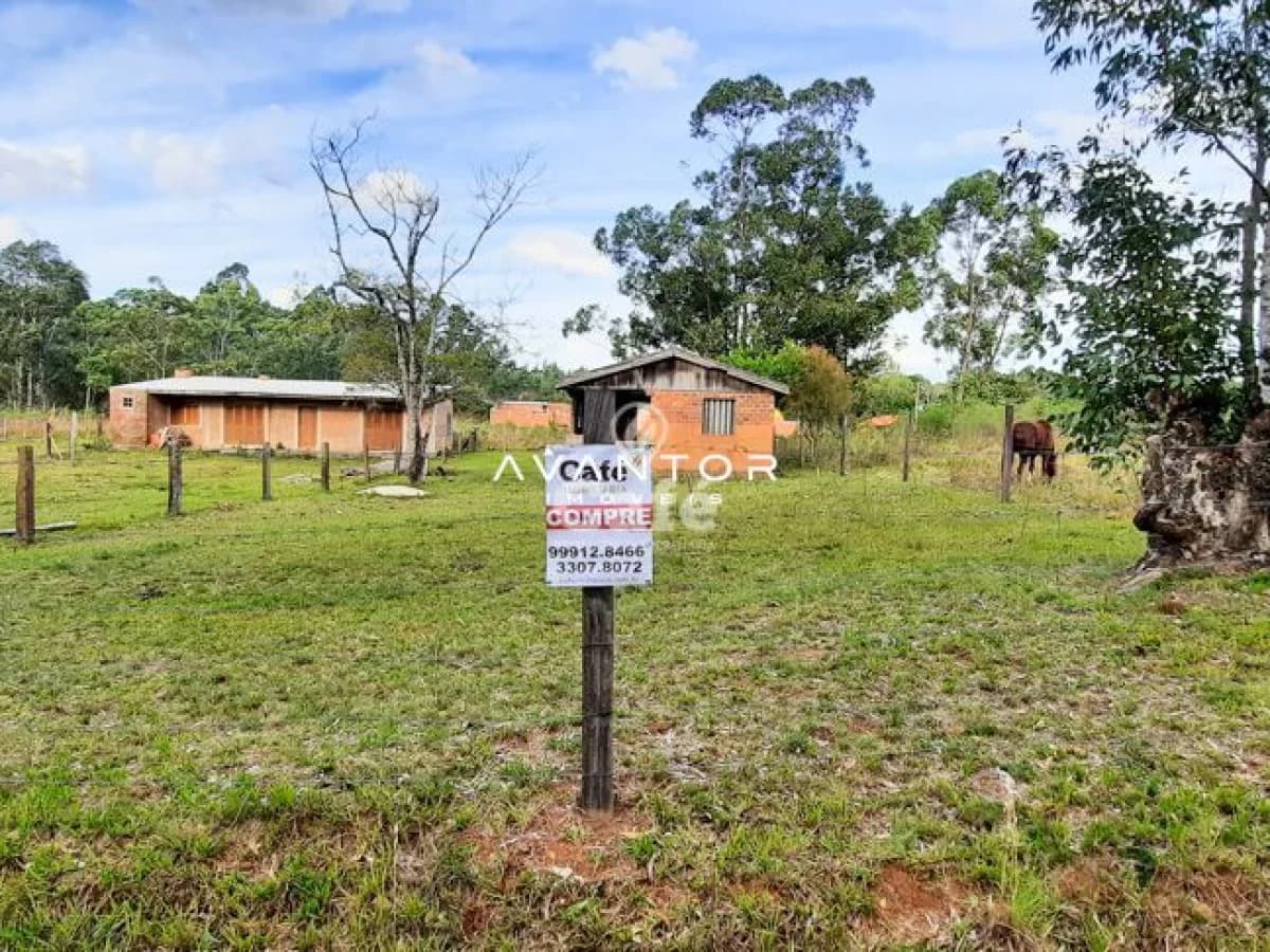 Terreno com construções e árvores — Terreno à venda em Etelvina, Itaara/RS