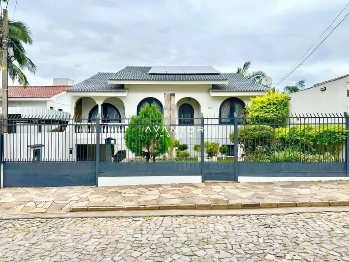 Fachada da casa com portão e jardim — Casa com 4 quartos à venda em Nossa Senhora do Perpétuo Socorro, Santa Maria/RS