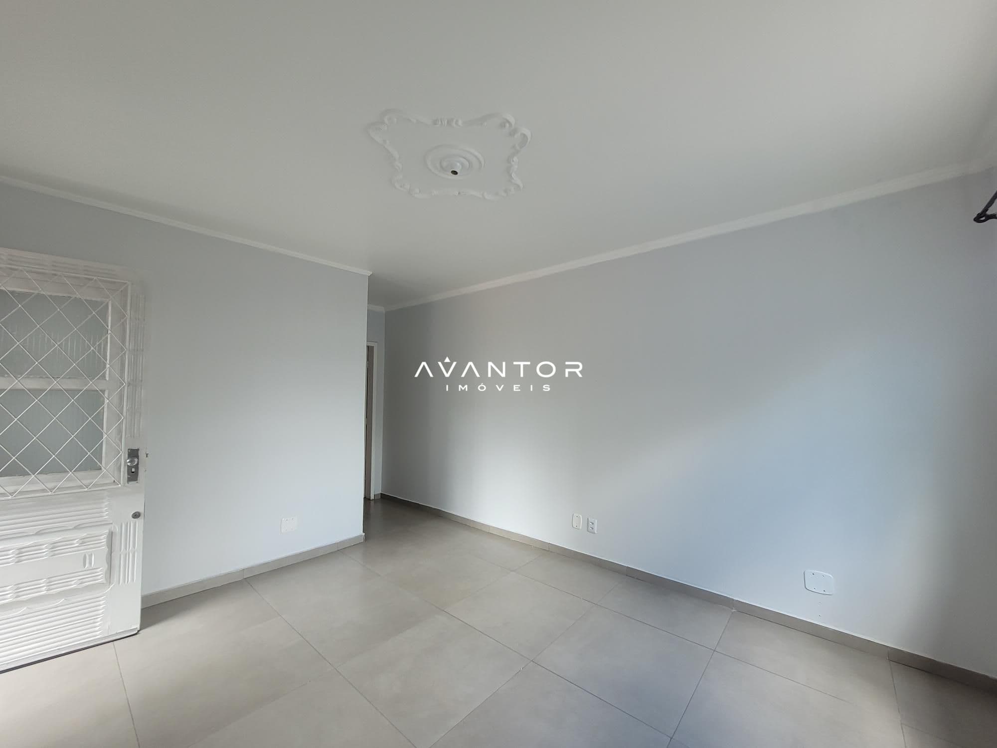 Sala de estar com piso em porcelanato — Apartamento com 2 quartos à venda em Centro, Santa Maria/RS
