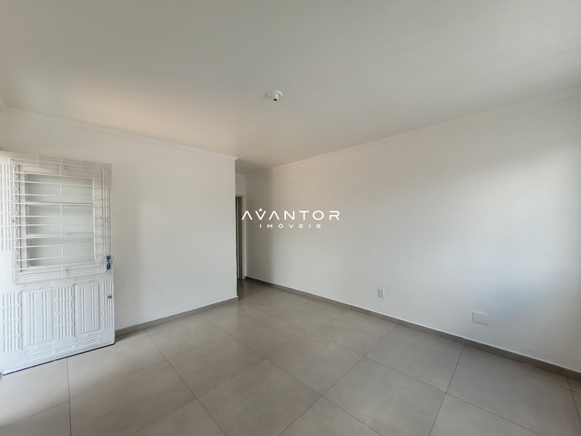 Sala de estar com piso em cerâmica — Apartamento com 2 quartos à venda em Centro, Santa Maria/RS