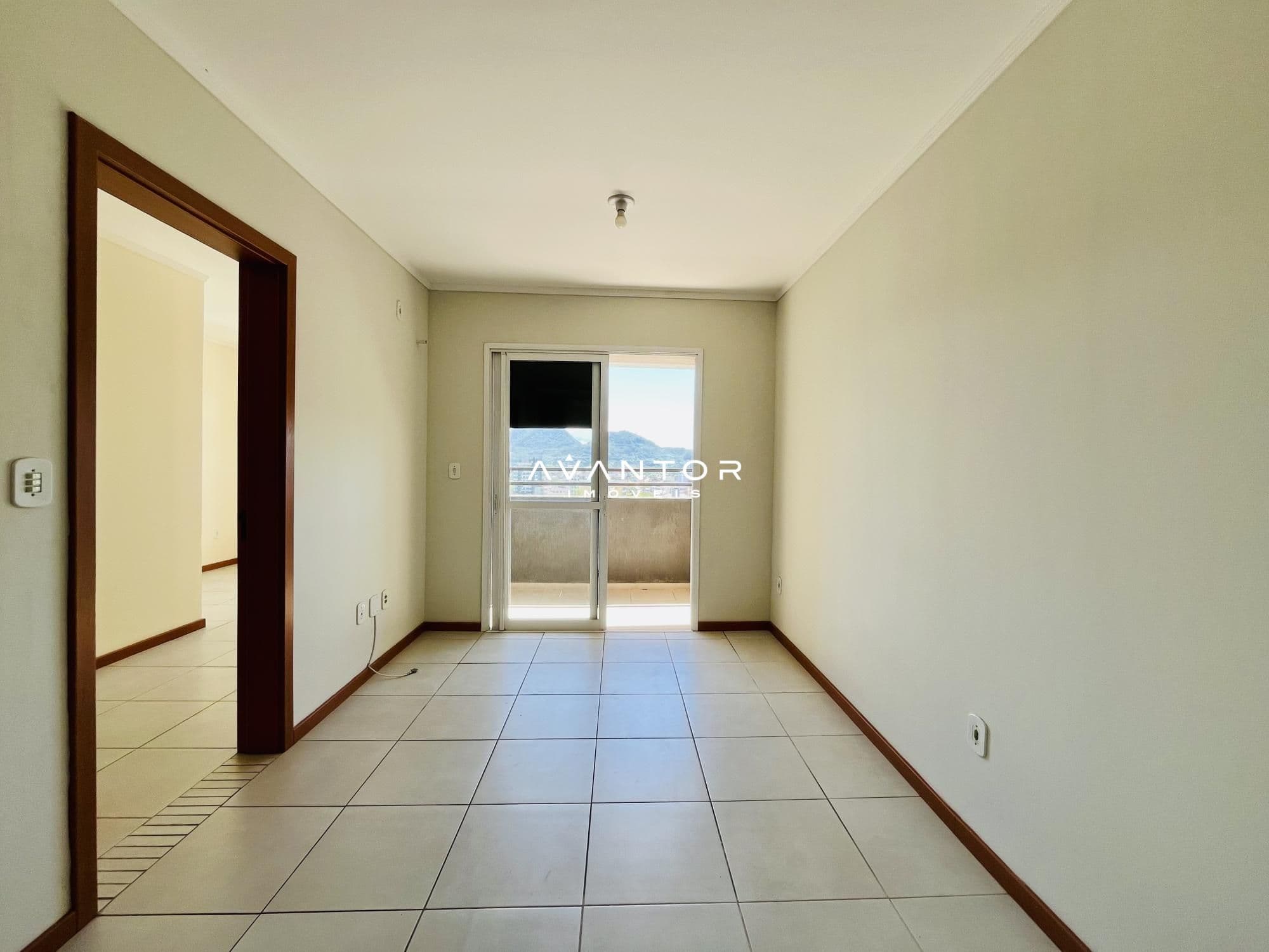 Sala com acesso à sacada — Apartamento com 1 quarto à venda no Edifício Cafarnaum, em Centro, Santa Maria/RS
