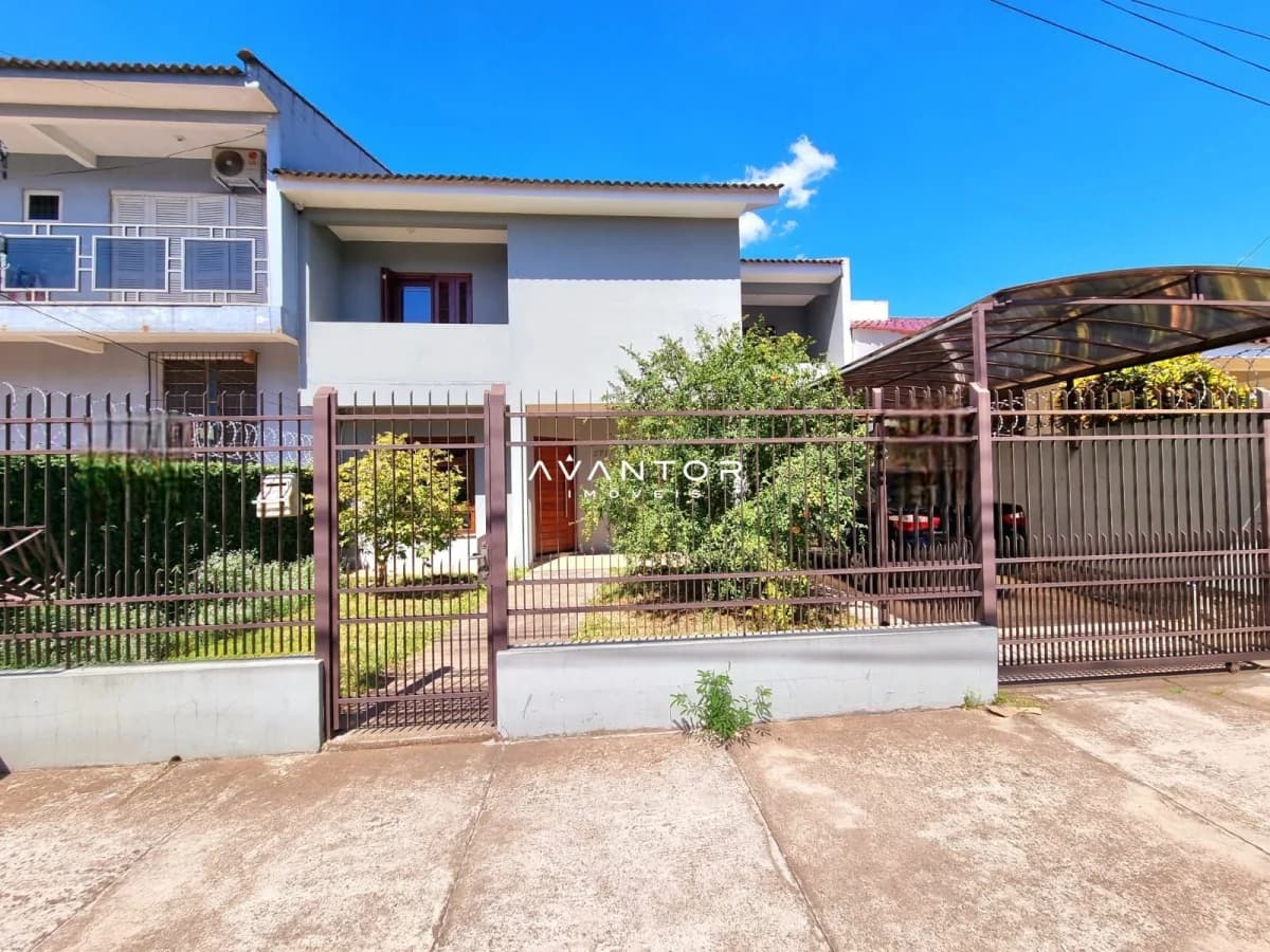 Fachada da casa com garagem e portão — Casa com 3 quartos à venda em Juscelino Kubitschek, Santa Maria/RS