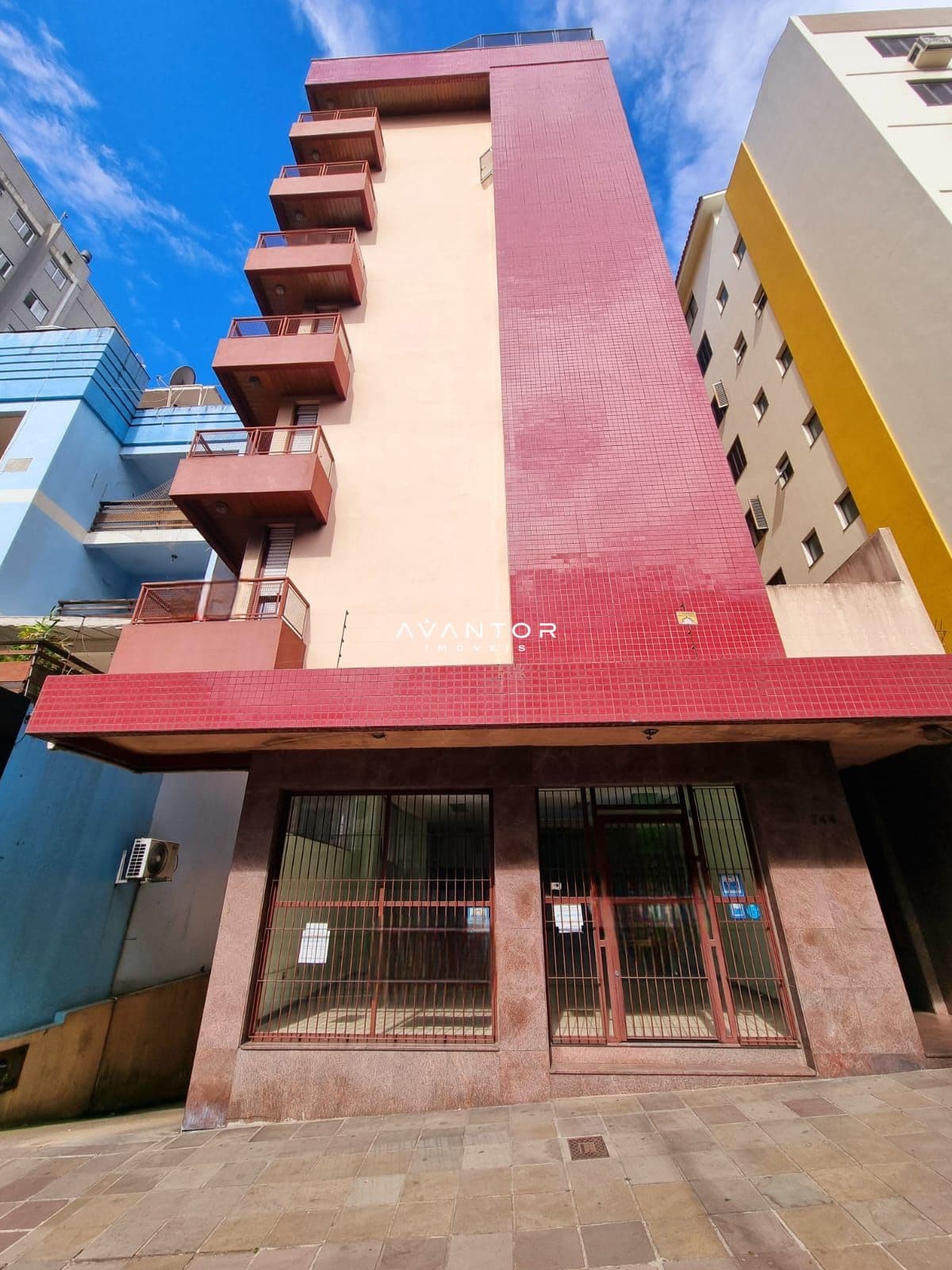 Fachada do prédio com sacadas — Apartamento com 3 quartos à venda em Centro, Santa Maria/RS