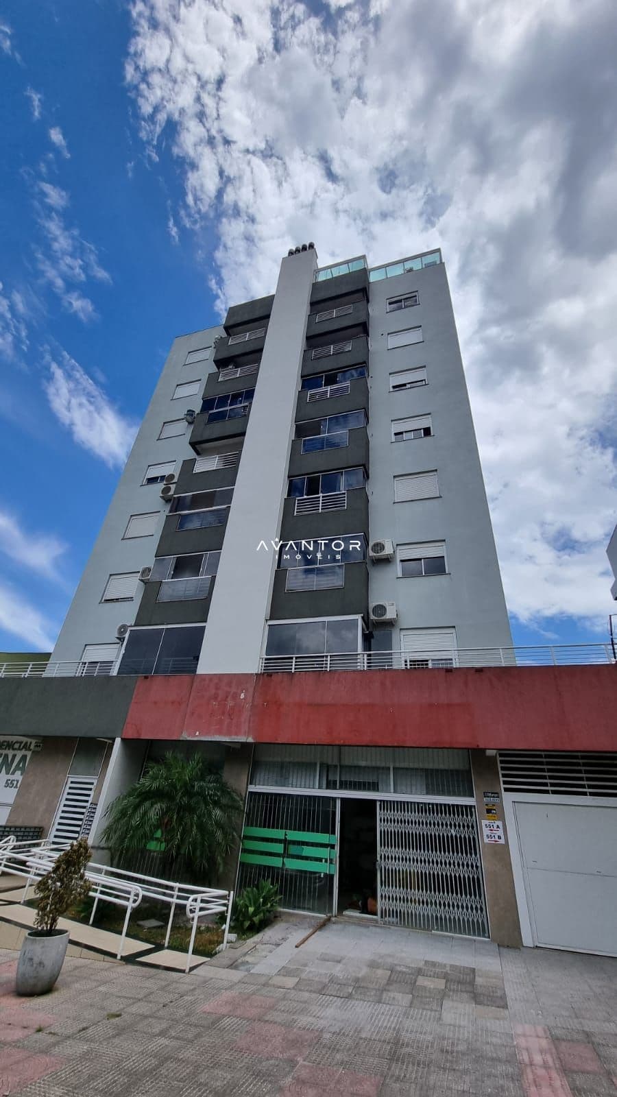 Fachada do prédio com sacadas — Apartamento com 1 quarto à venda no Residencial Viena, em Centro, Santa Maria/RS