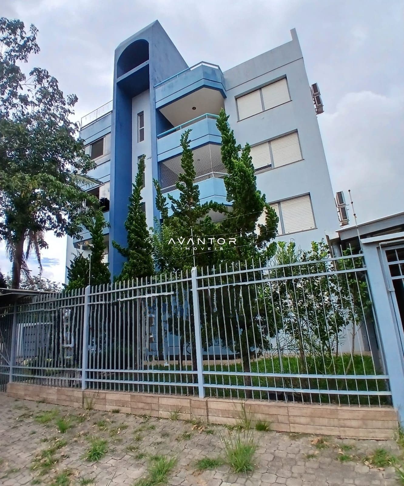 Fachada do prédio com sacadas — Cobertura com 4 quartos à venda em Camobi, Santa Maria/RS