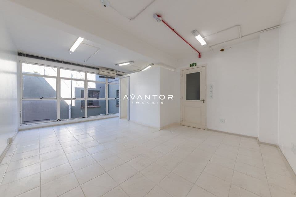 Ambiente interno com janelas grandes — Sala Comercial com 1 sala à venda no Edificio Luziana, em Centro, Santa Maria/RS