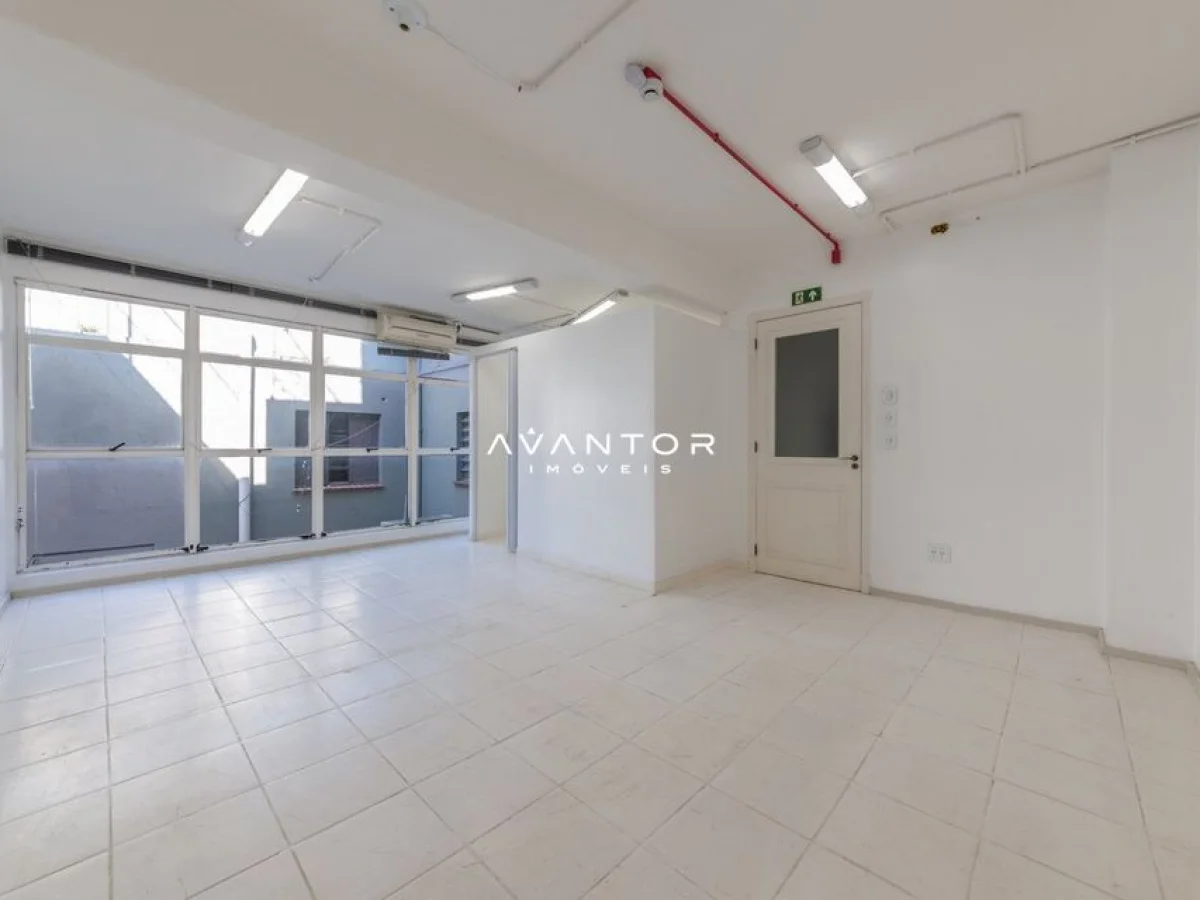 Ambiente interno com janelas grandes — Sala Comercial com 1 sala à venda no Edificio Luziana, em Centro, Santa Maria/RS