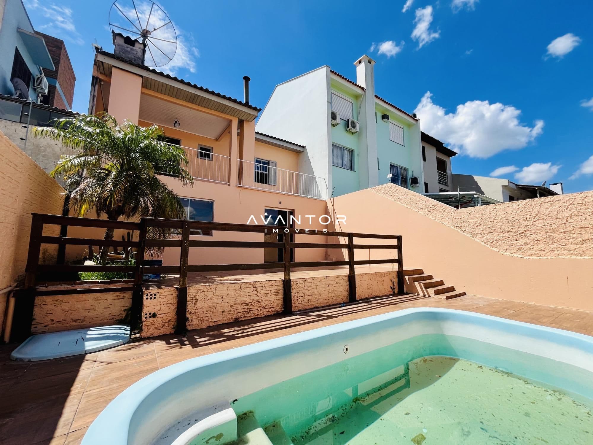 Pátio com piscina e vista das fachadas — Casa com 2 quartos à venda em Nossa Senhora Medianeira, Santa Maria/RS