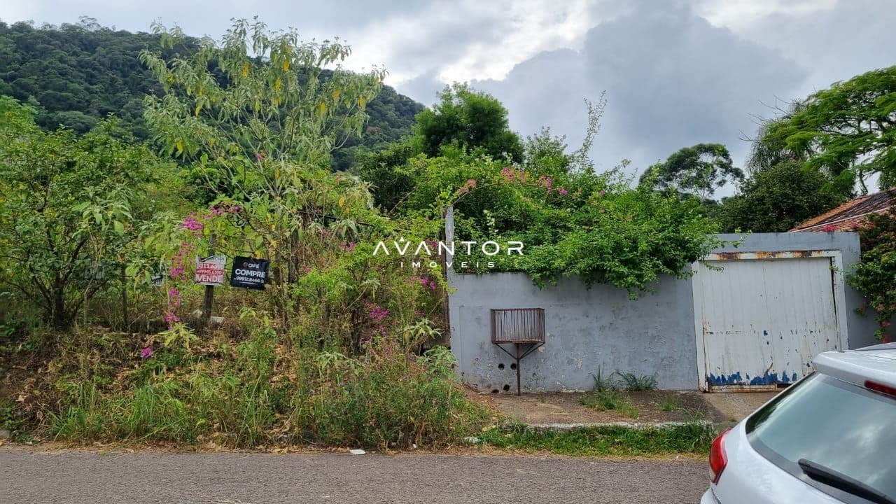 Terreno com vegetação e construção — Terreno à venda em Nossa Senhora do Perpétuo Socorro, Santa Maria/RS