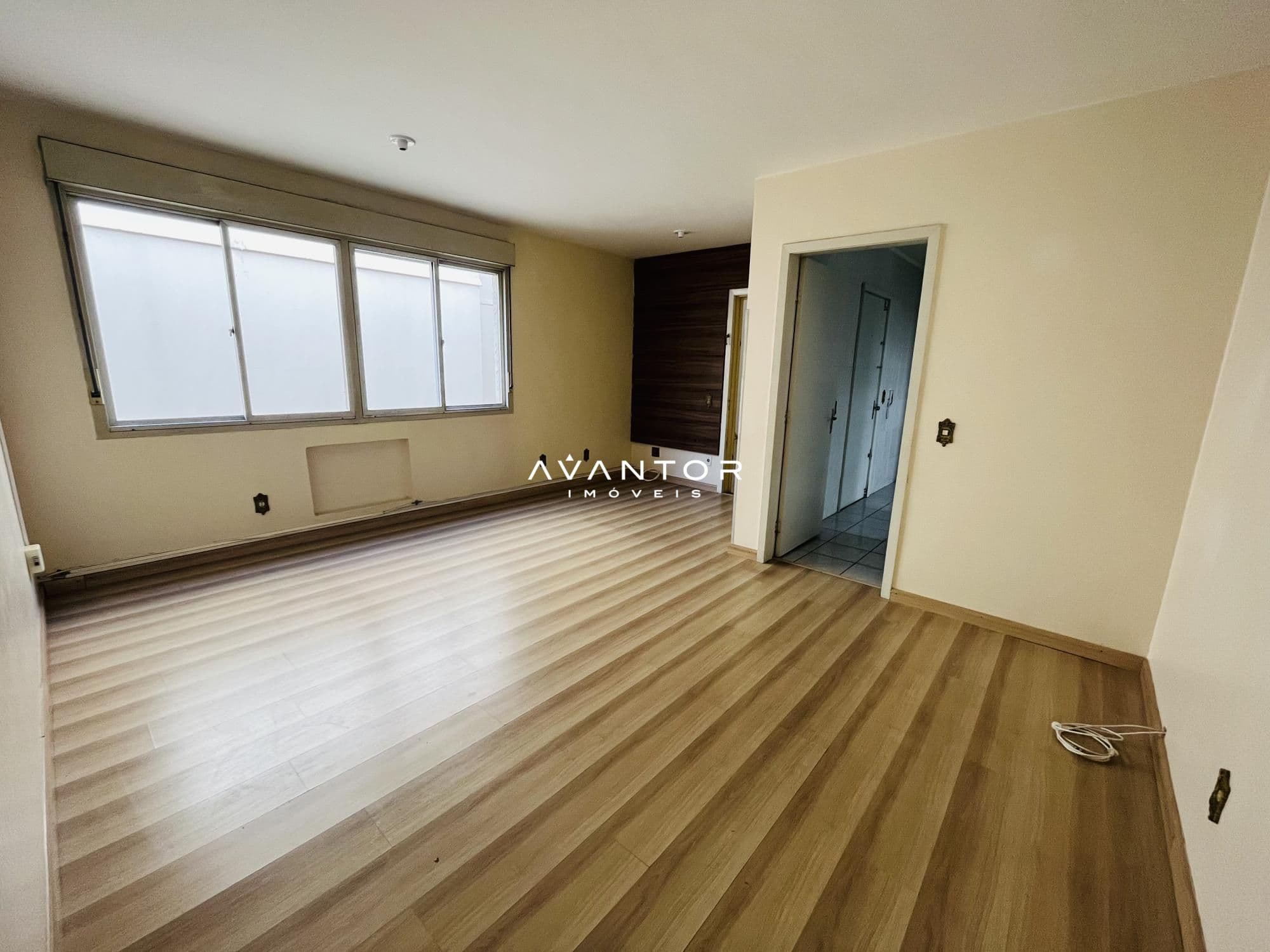 Sala de estar com piso de madeira — Apartamento com 2 quartos à venda em Nossa Senhora de Fátima, Santa Maria/RS
