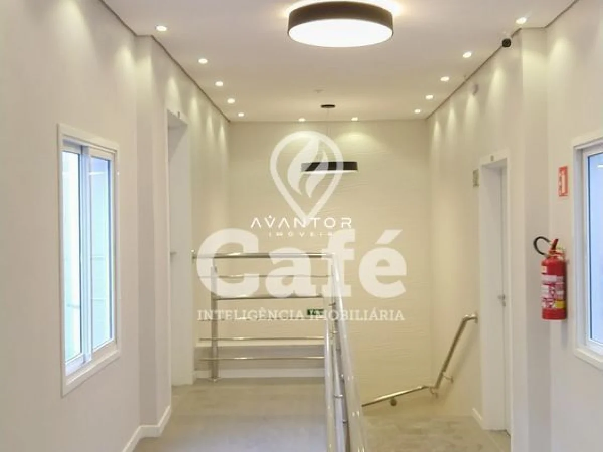 Hall de entrada com escada — Sala Comercial com 1 sala para alugar no Comercial Gr, em Centro, Santa Maria/RS