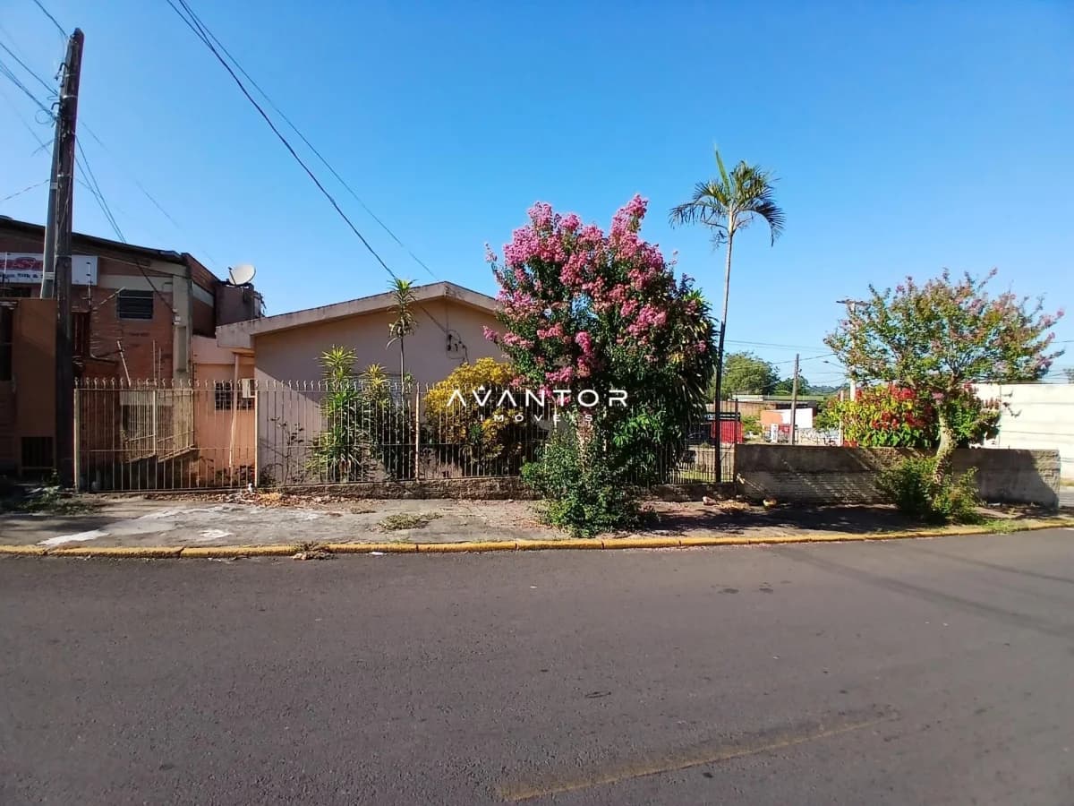 Fachada da casa com jardim frontal — Terreno à venda em Patronato, Santa Maria/RS