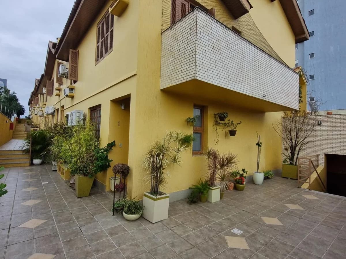 Casa em condomínio, 03 dormitórios, suíte, churrasqueira — Residencial Embaixador, Centro, Santa Maria/RS