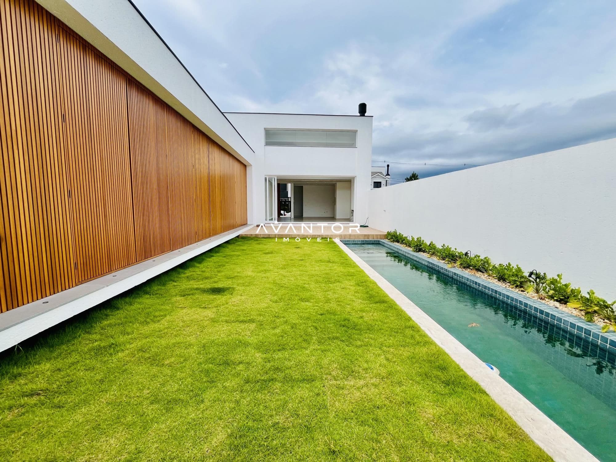 Área externa com piscina e gramado — Casa com 3 quartos à venda no Terras de Santorini, em São José, Santa Maria/RS