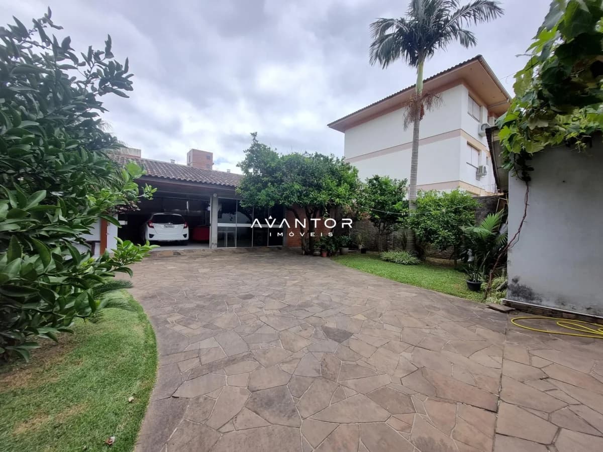 Fachada da casa com garagem — Casa com 7 quartos à venda em Nossa Senhora de Fátima, Santa Maria/RS