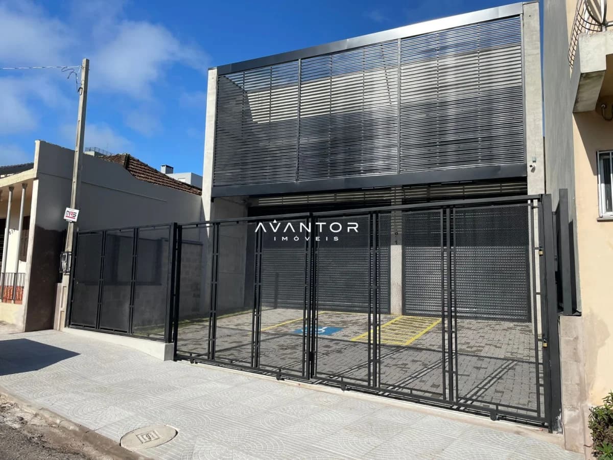 Fachada do prédio com garagem — Pavilhão com 2 salas à venda em Nossa Senhora de Fátima, Santa Maria/RS