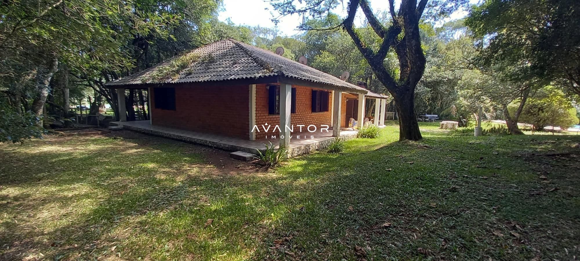 Fachada da casa com terreno arborizado — Chácara com 3 quartos à venda em Etelvina, Itaara/RS