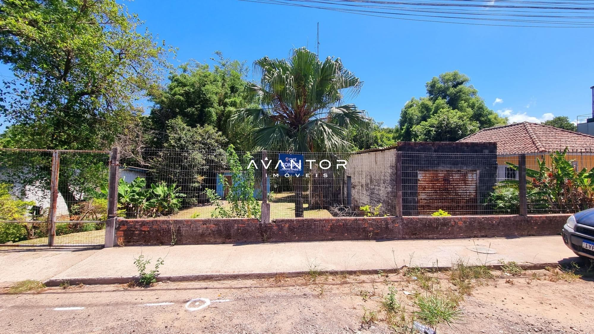 Fachada do terreno com muro e portão — Terreno à venda em Duque de Caxias, Santa Maria/RS